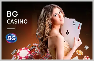 Sân quần vợt với người chơi đang giao bóng và thương hiệu Kingbet Code